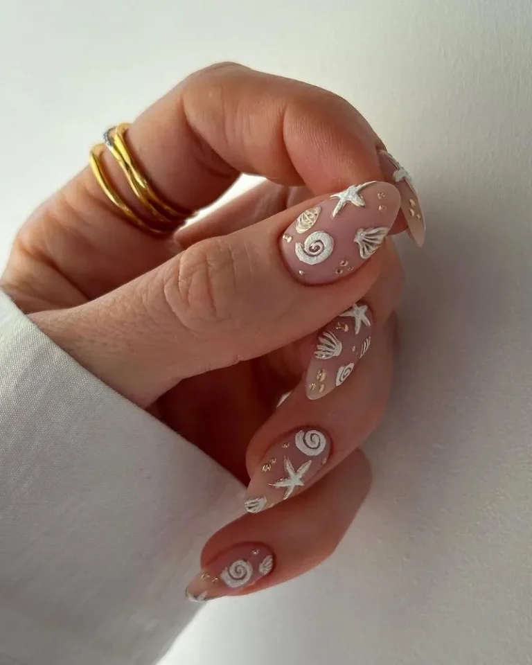 Ongles base nude mate avec coquillages et étoiles de mer peints, nail art plage élégant