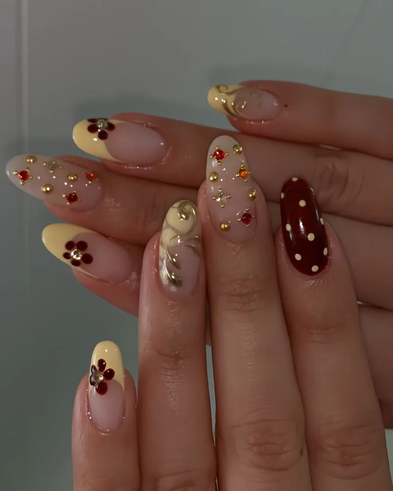 Ongles bicolores jaune moutarde et bordeaux