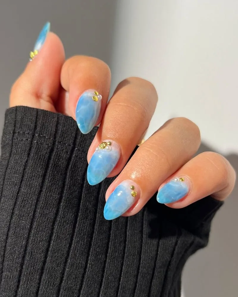 Ongles bleu océan avec écume et vagues peintes, nail art plage