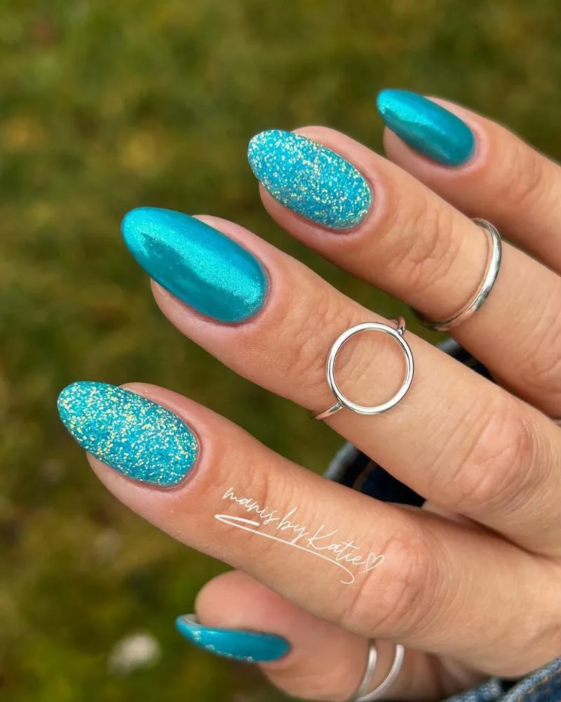 Ongles bleu turquoise pailleté et shimmer, manucure plage estivale