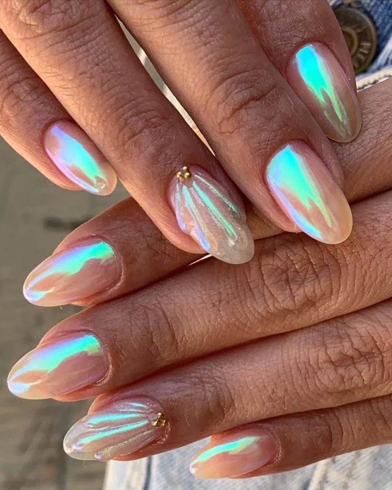 Ongles chrome nacré sur base nude translucide avec coquillage 3D, nail art plage