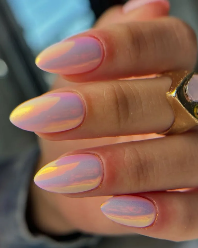 Ongles chrome sur base blanche aux reflets rose violet et or, ongles amande