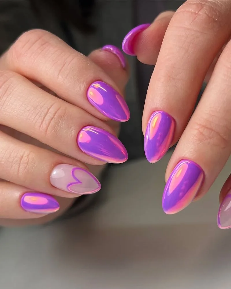 Ongles chrome violet vif avec swirls roses, manucure d'été plage