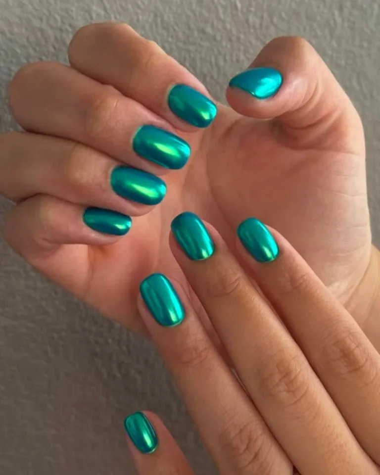Ongles chromés effet miroir bleu turquoise océan sur forme courte, ongles d'été