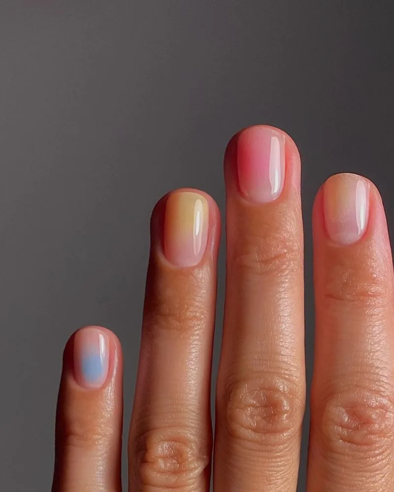 Ongles courts effet aura dégradé pastel