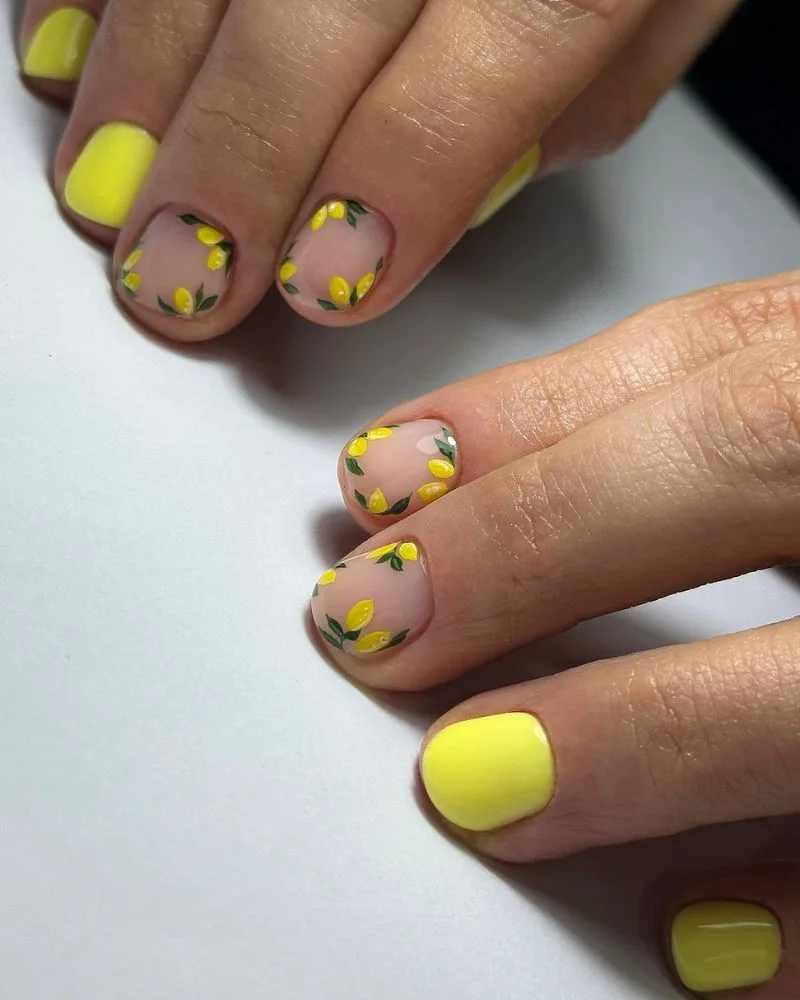 ongles courts jaune avec nail art citron acidulé et estival