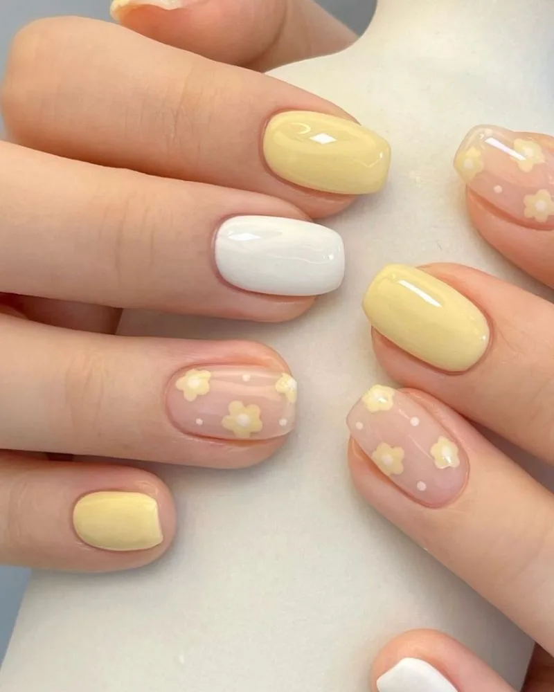 ongles courts jaune pastel doux et délicats pour l'été