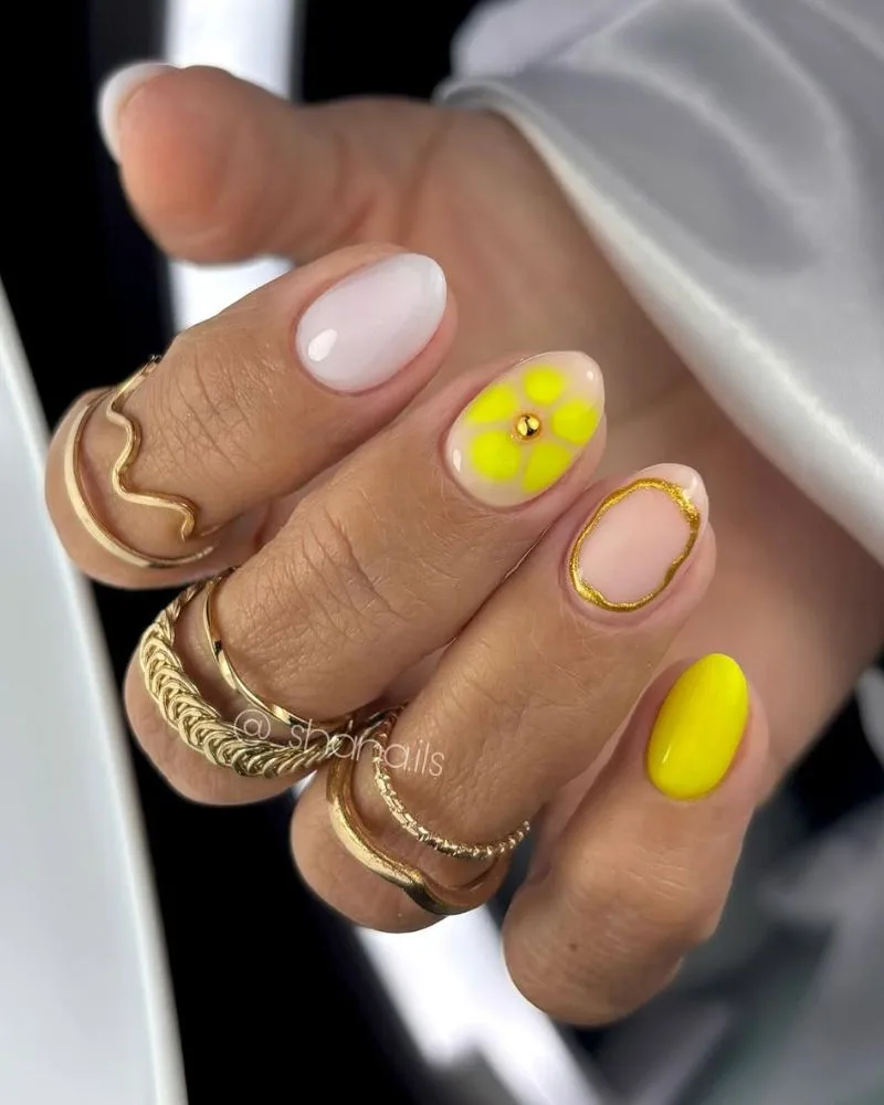 Ongles courts néon avec blanc laiteux, nude et accents dorés, manucure d'été