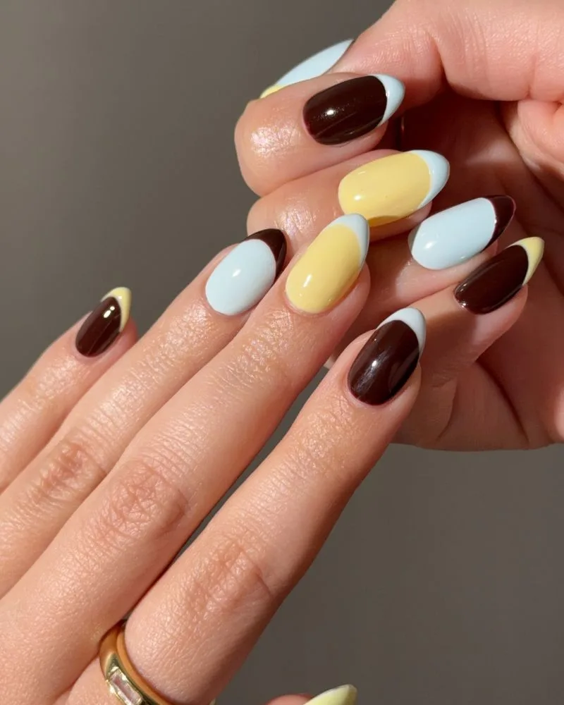 Ongles dépareillés chocolat, bleu glacé et jaune beurre