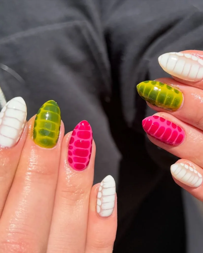 Ongles effet reptile texturé vert et rose