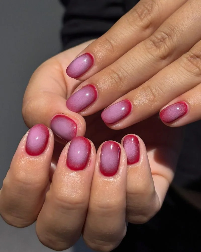 Ongles effet vignette dégradé dans les tons baies