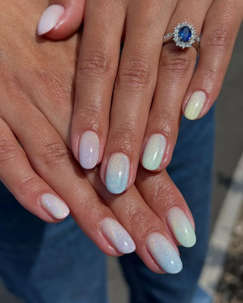 Ongles holographiques effet opale nacré