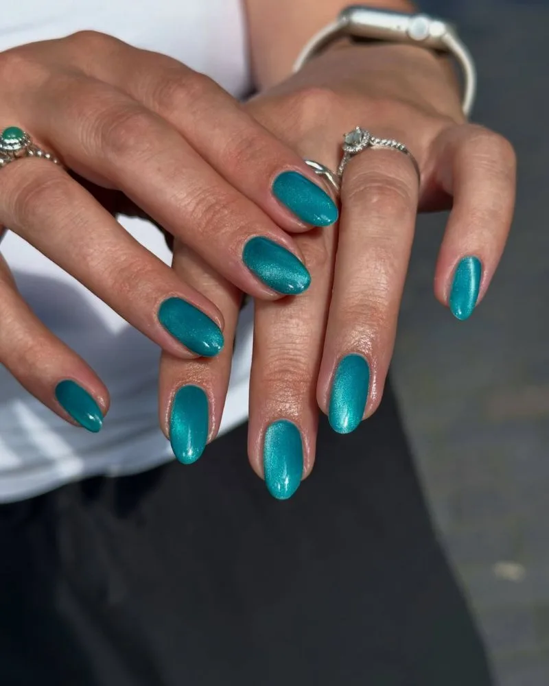 Ongles œil-de-chat bleu canard profond