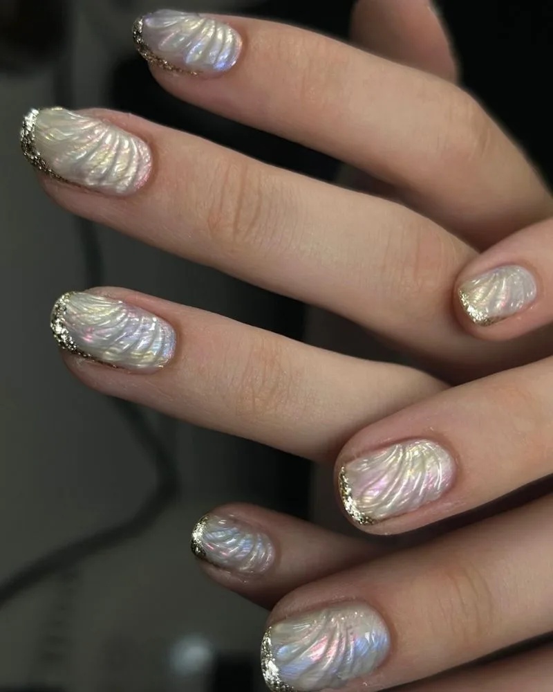 Ongles irisés avec texture coquillage nacrée