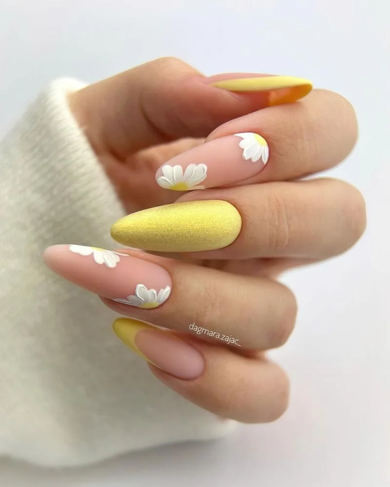 ongles jaune chrome avec french et petites fleurs blanches pour l'été