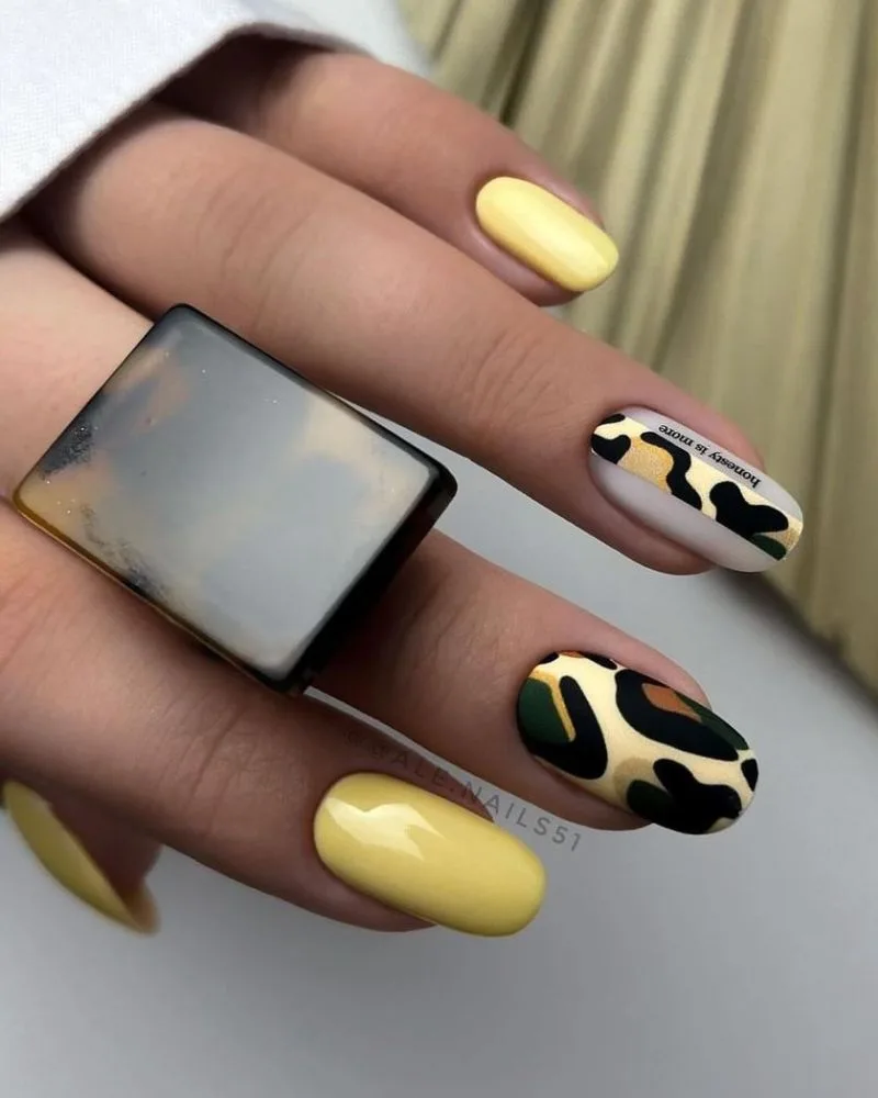 ongles jaune clair avec accents d'imprimé animalier tendance