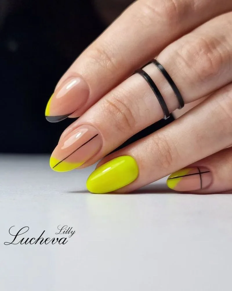 ongles jaune néon avec fines lignes noires graphiques audacieuses