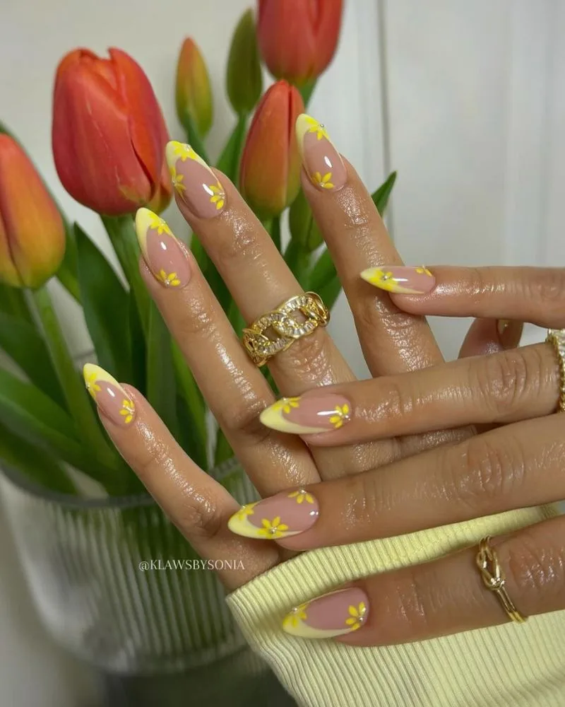 ongles jaune pastel en french avec petites fleurs jaunes pour l'été