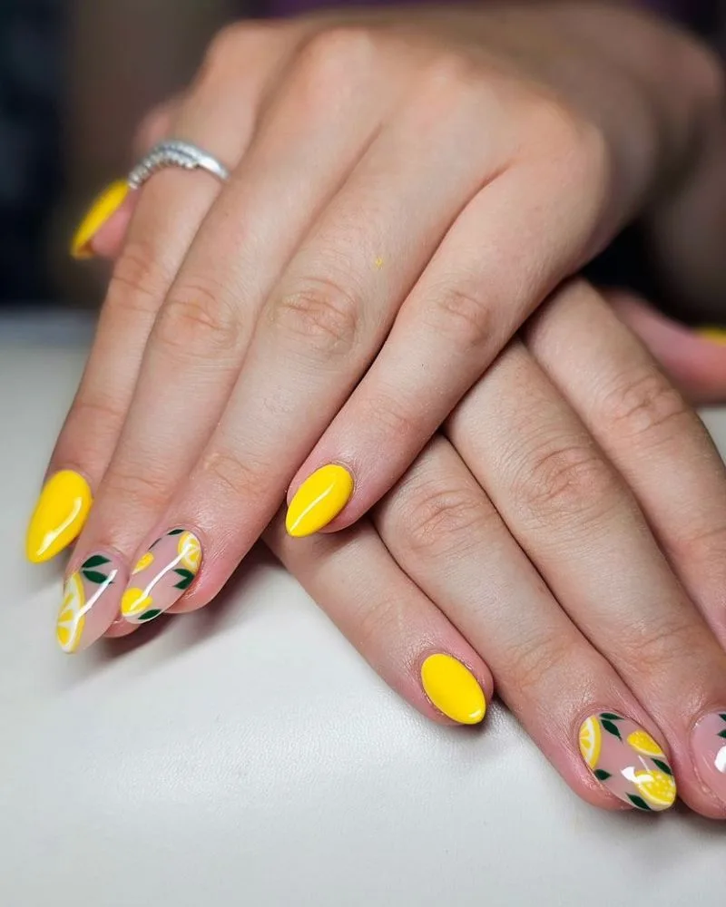 ongles jaunes avec nail art citron façon limonade fraîche d'été