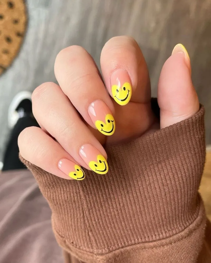 ongles jaunes en french avec petits cœurs souriants adorables