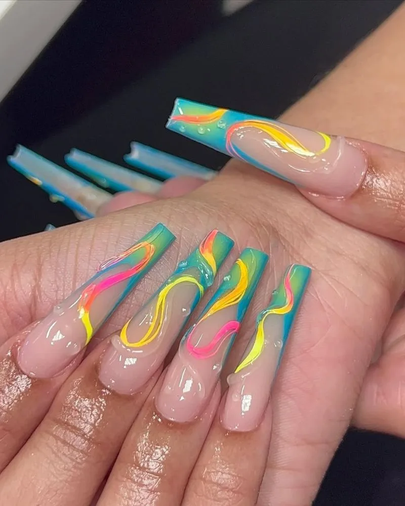 Ongles longs coffin avec pointes aura néon, swirls et éléments 3D transparents