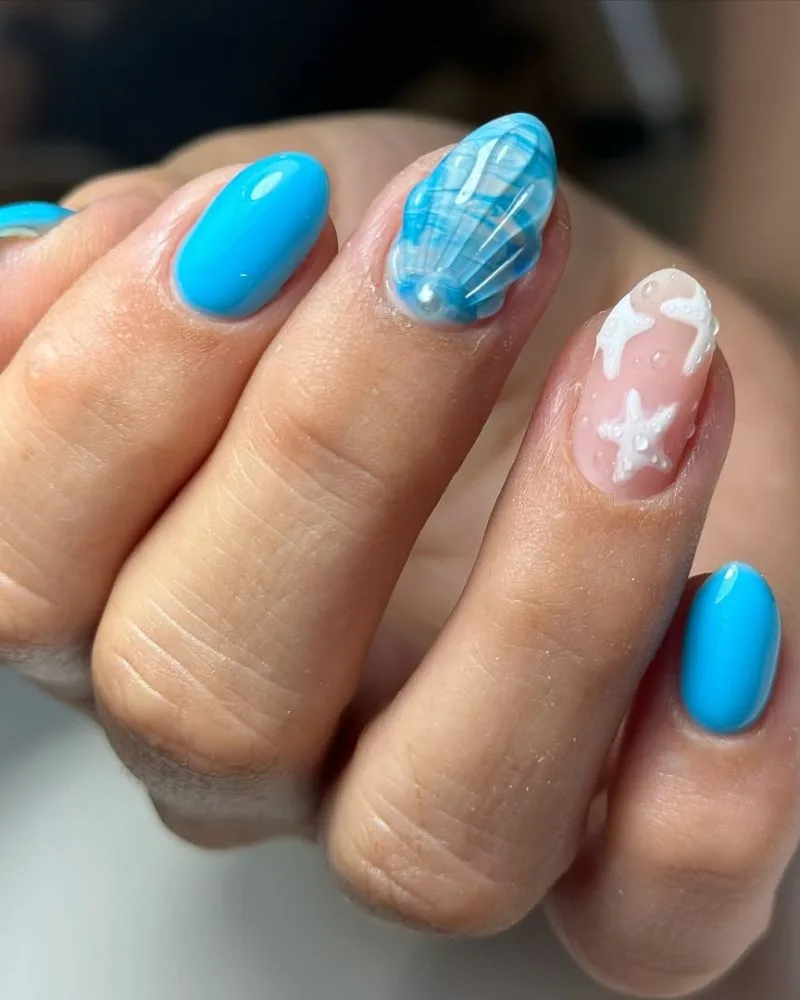 Ongles longs stiletto chrome et marbre bleu, nail art plage sophistiqué