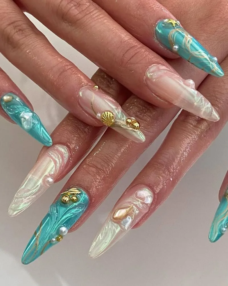 Ongles nail art méditerranéen bleu et orange avec coquillages, manucure vacances
