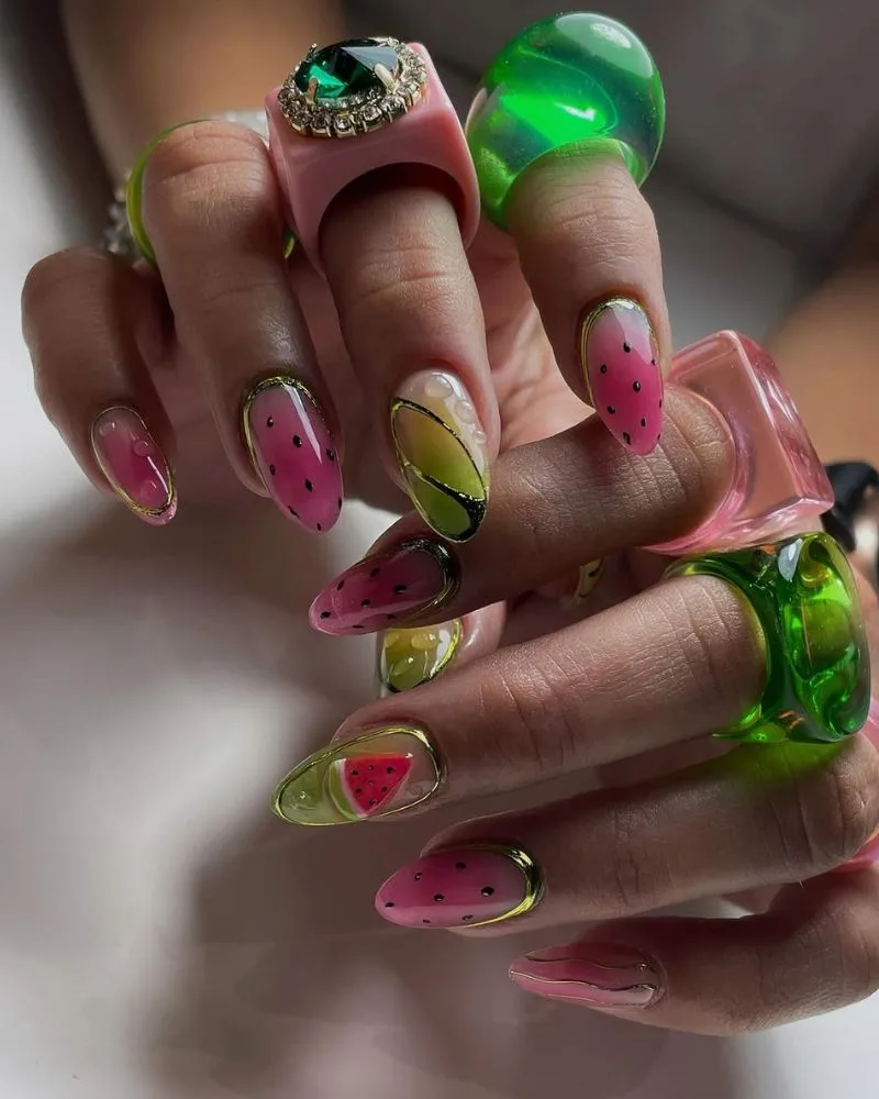Ongles nail art pastèque et fruits d'été colorés, manucure plage fun
