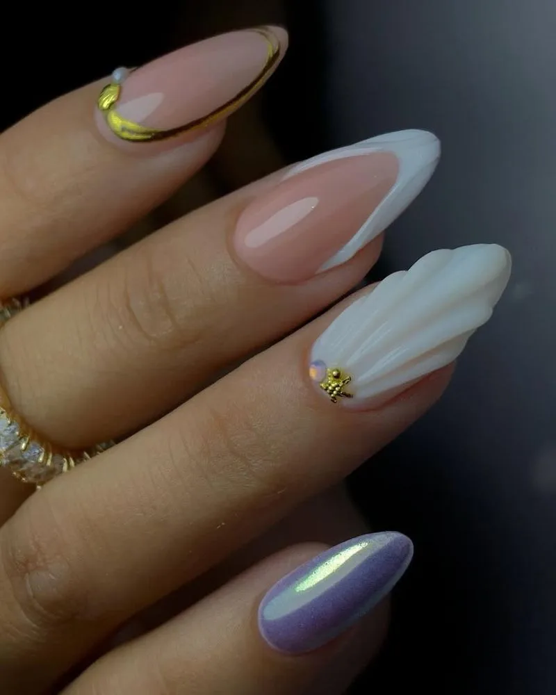 Ongles nude avec french blanche, chrome et petit coquillage doré, nail art d'été chic