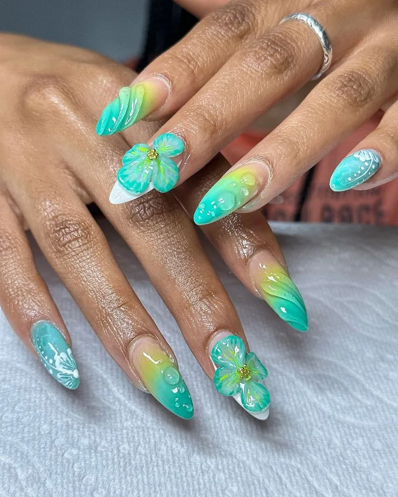 Ongles stiletto dégradé vif turquoise et vert avec fleurs 3D, nail art plage tropical
