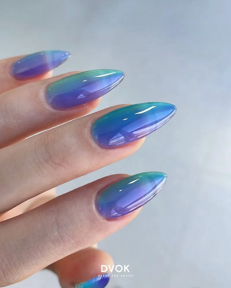 Ongles stiletto effet verre bleu et violet dégradé, nail art plage