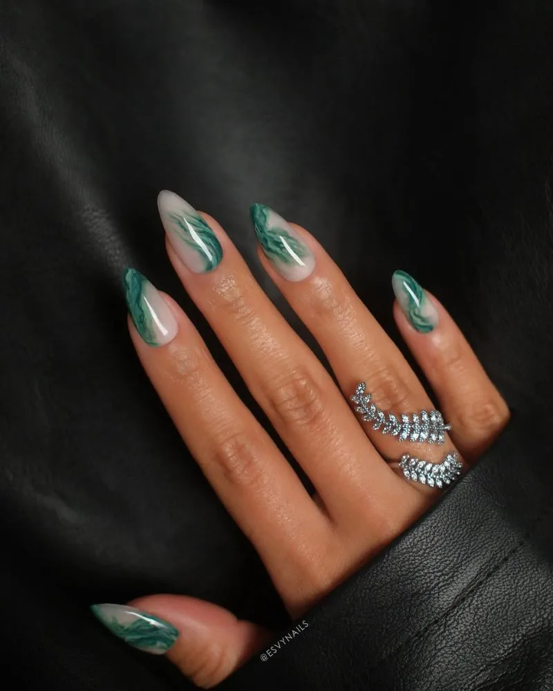 Ongles stiletto marbre vert émeraude sur base laiteuse, nail art d'été chic