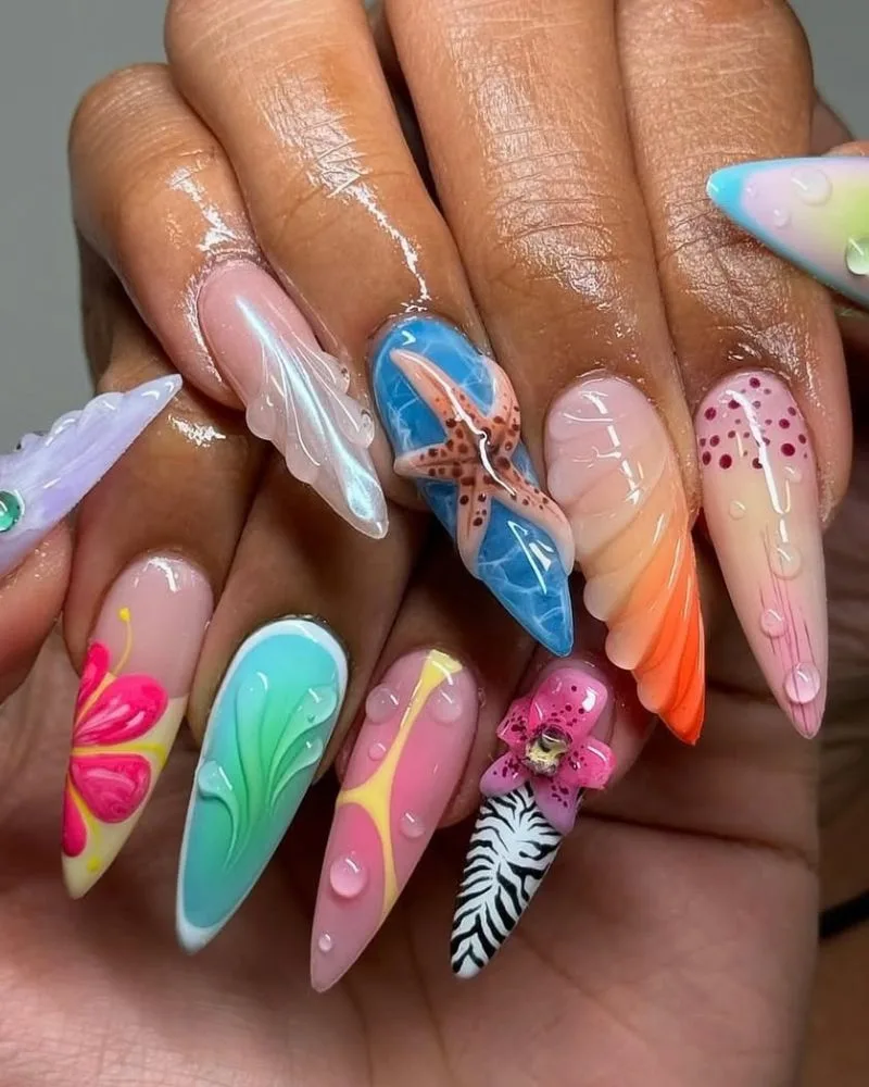 Ongles stiletto nail art plage coloré avec étoile de mer, fleurs et palmier
