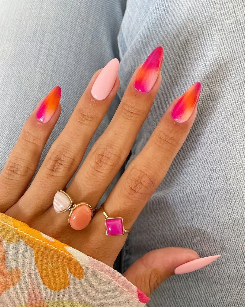 Ongles stiletto ombré rose et orange effet coucher de soleil d'été