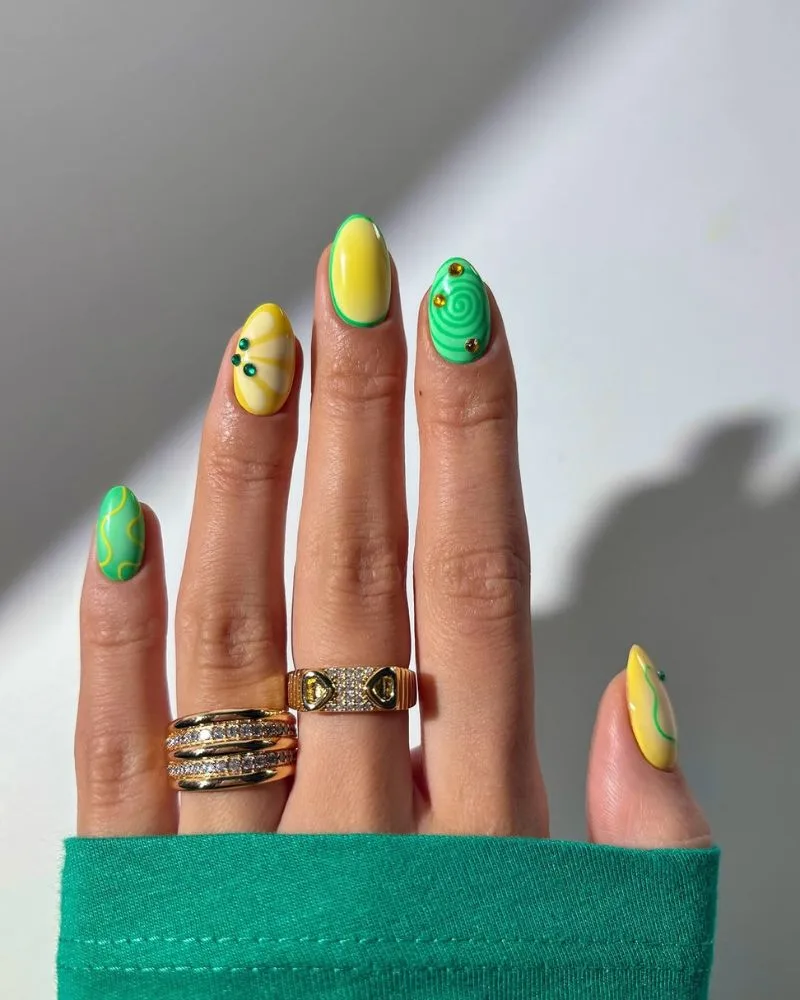 Ongles vert menthe et jaune avec fin filet linéaire, nail art d'été frais