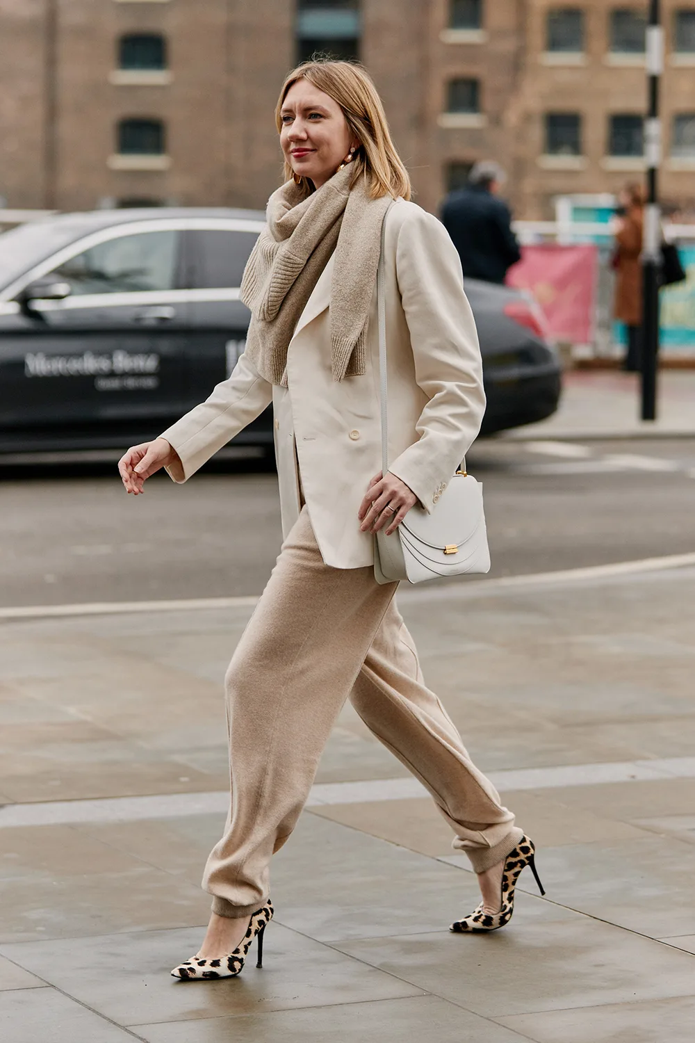 Pantalon de jogging en maille ton sur ton porté avec un blazer