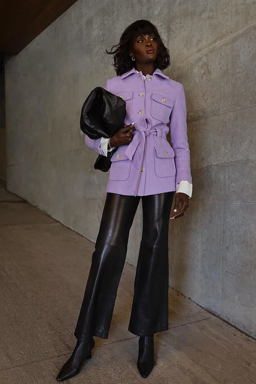 Pantalon en cuir large porté avec une veste structurée