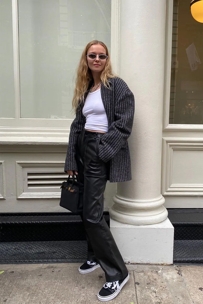 Pantalon en cuir porté avec un blazer à fines rayures