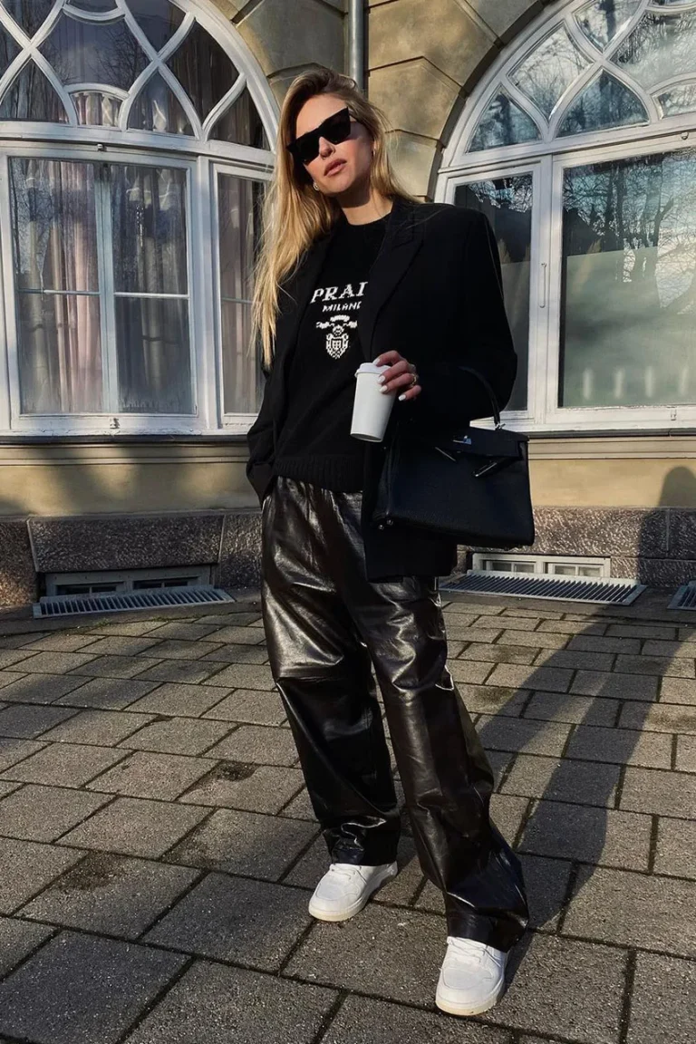 Pantalon en cuir porté avec un blazer noir oversize