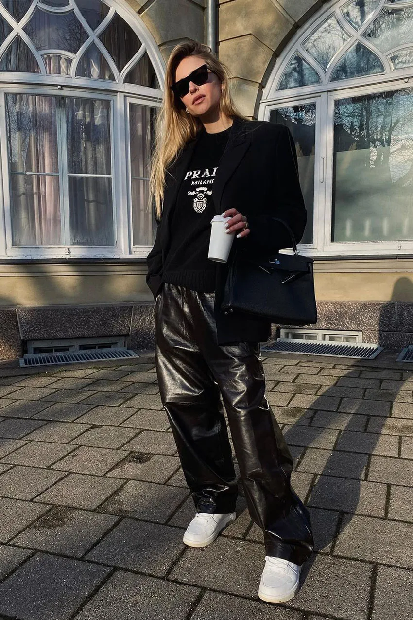 Pantalon en cuir porté avec un blazer noir oversize