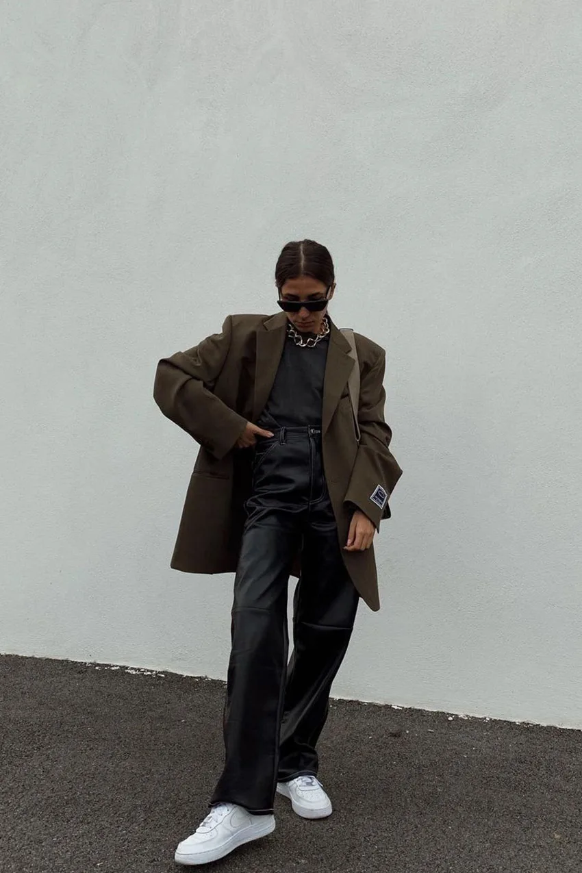 Pantalon en cuir porté avec un blazer oversize marron