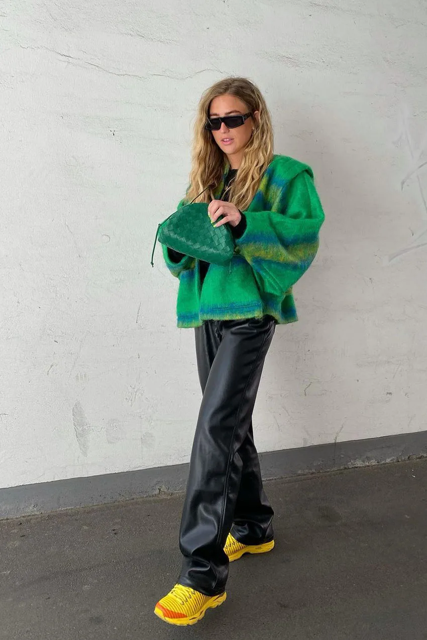 Pantalon en cuir porté avec un gros pull oversize