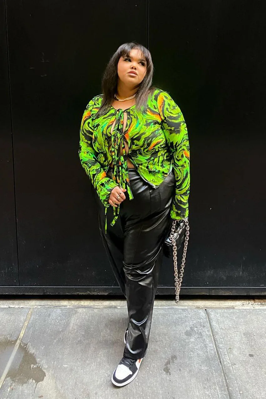 Pantalon en cuir porté avec un haut coloré statement