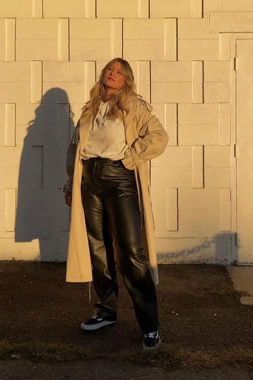 Pantalon en cuir porté de façon décontractée