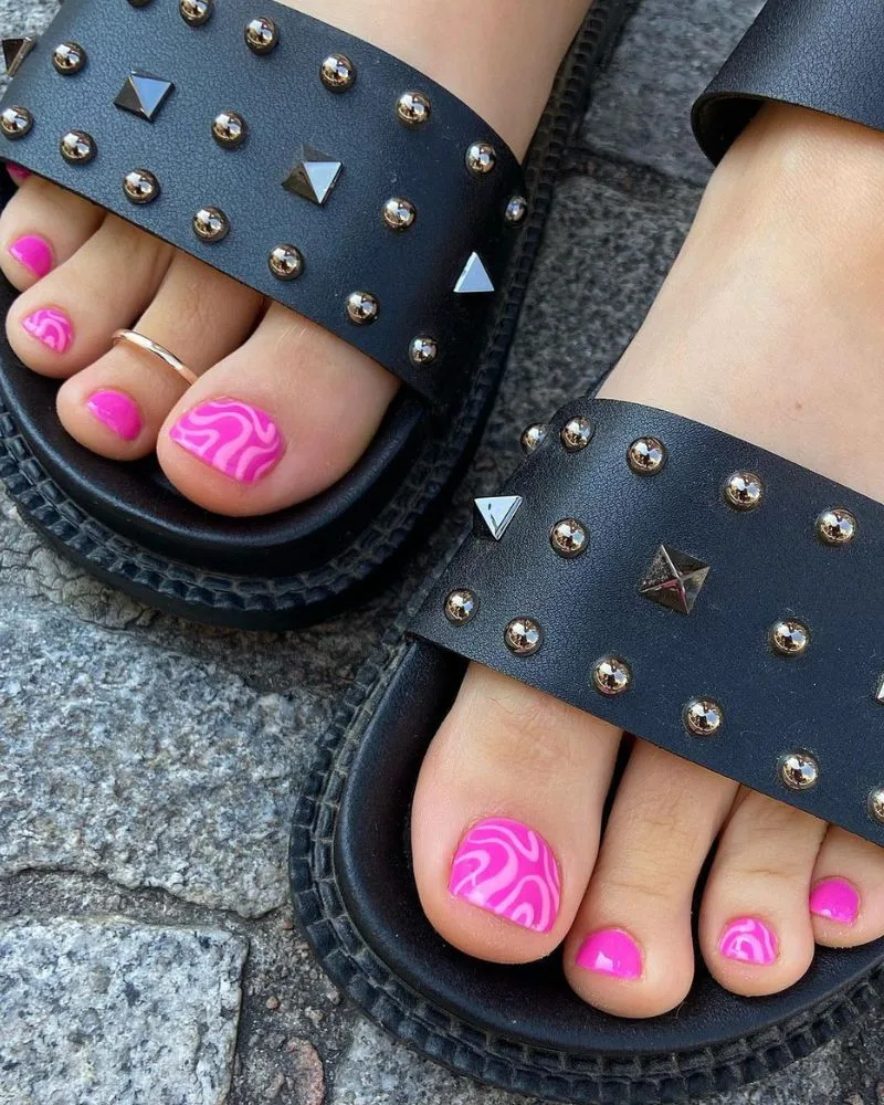 Pédicure avec swirls dans deux tons de rose sur les orteils, nail art d'été