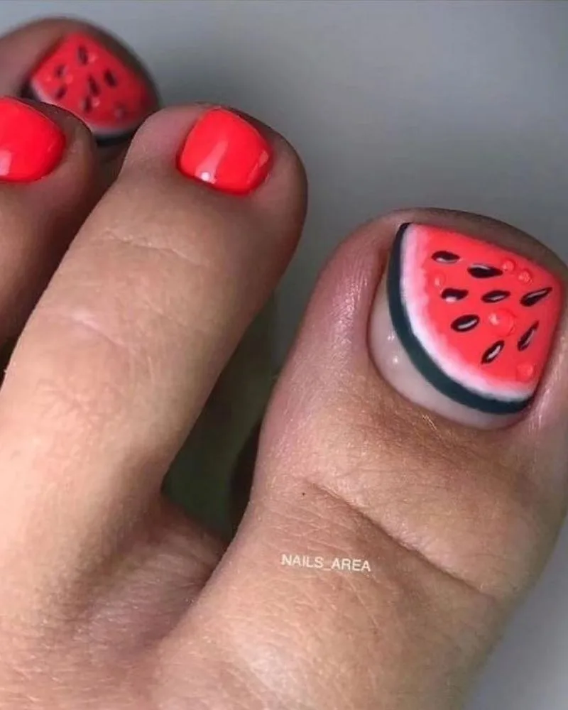 Pédicure d'été pastèque rouge avec pépins et gouttes d'eau 3D sur le gros orteil