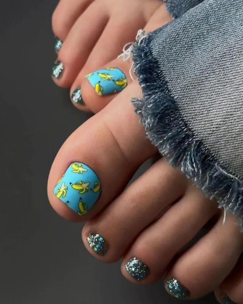 Pédicure nail art banane sur base turquoise avec paillettes, orteils d'été