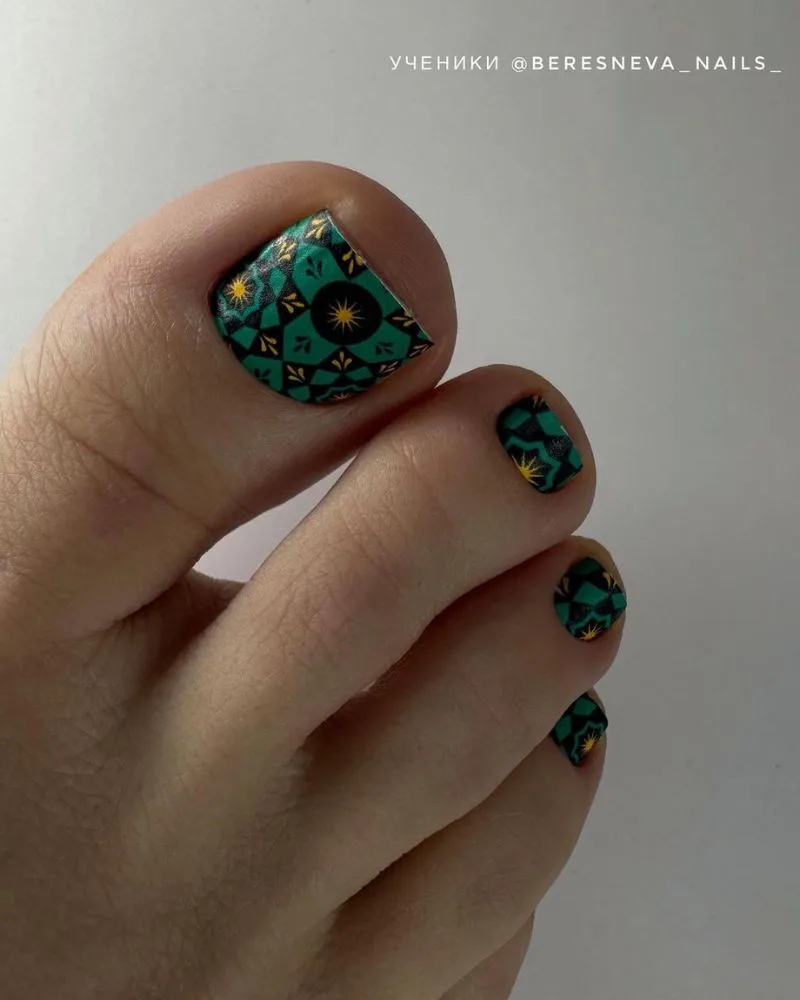 Pédicure nail art détaillé fleuri sur base teal, orteils très travaillés