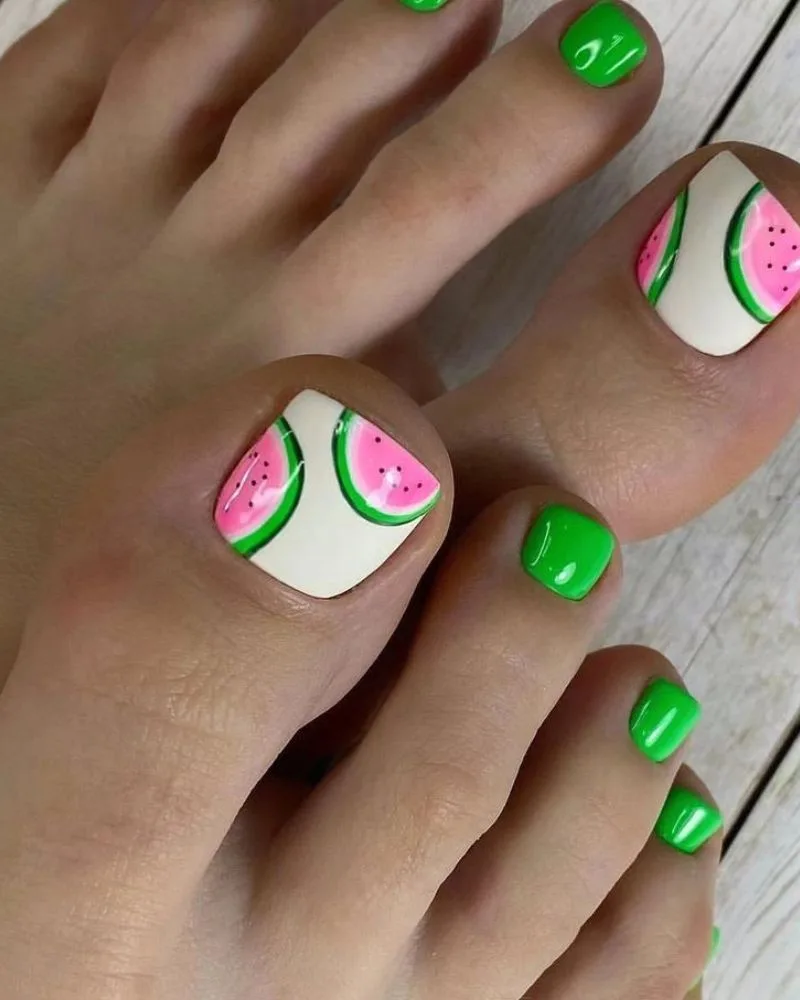 Pédicure pastèque sur base vert vif avec tranche et pépins, nail art d'été
