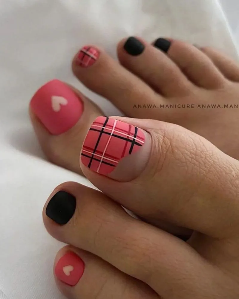 Pédicure rose et noir avec motif à carreaux et petits cœurs, nail art d'été
